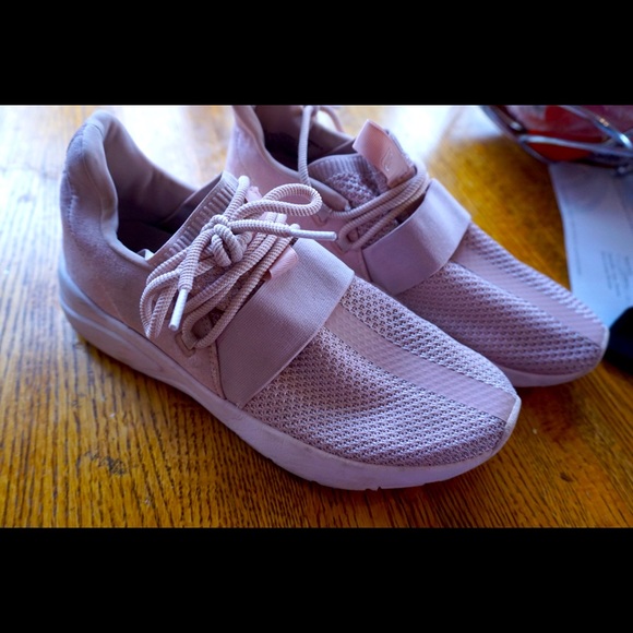 Athletic shoes - Picture 2 of 2